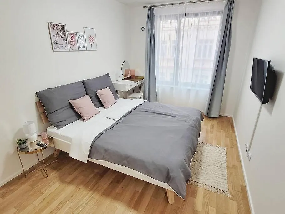 Newly Built Apartment With Balcony, Ac And Free Indoor Garage Πράγα