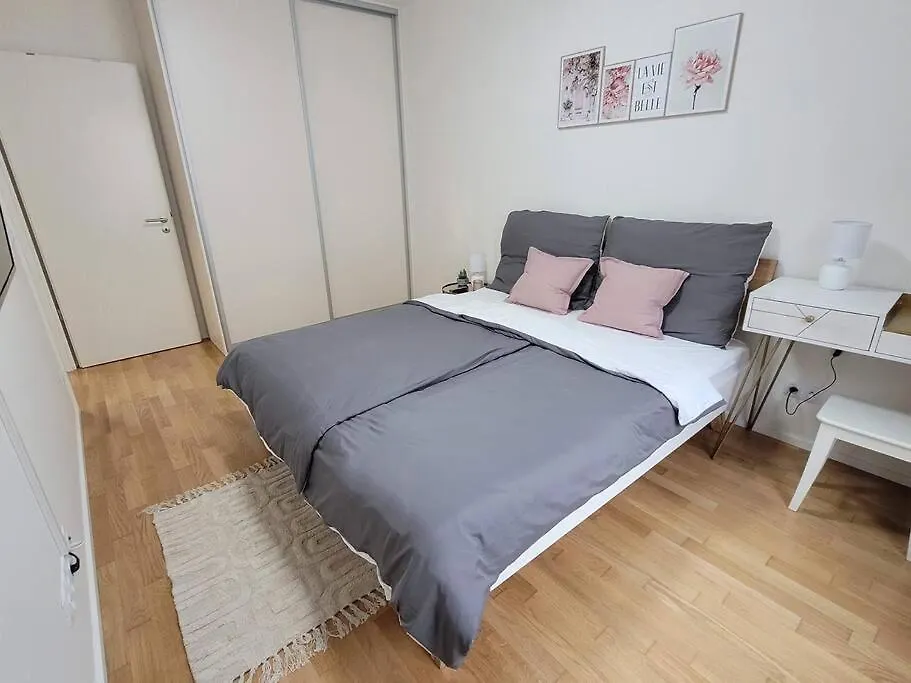 Newly Built Apartment With Balcony, Ac And Free Indoor Garage Πράγα Τσεχία