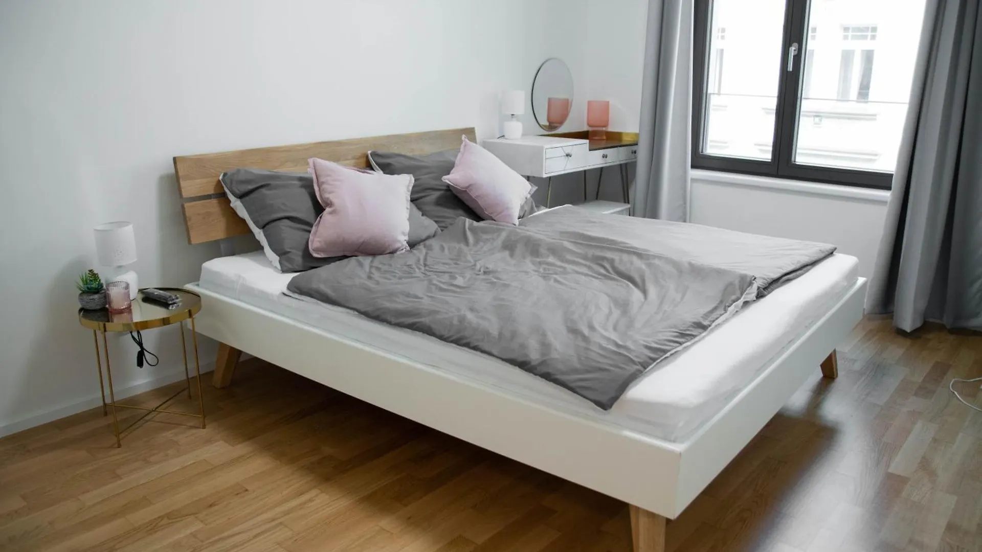 Newly Built Apartment With Balcony, Ac And Free Indoor Garage Πράγα