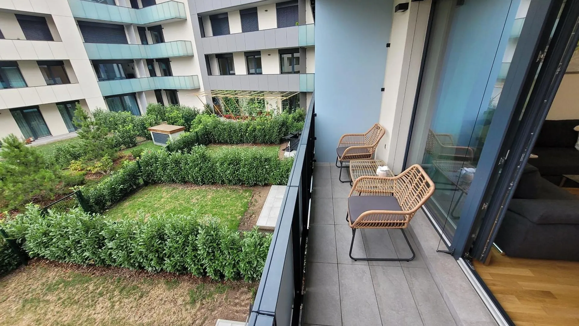 Newly Built Apartment With Balcony, Ac And Free Indoor Garage Πράγα